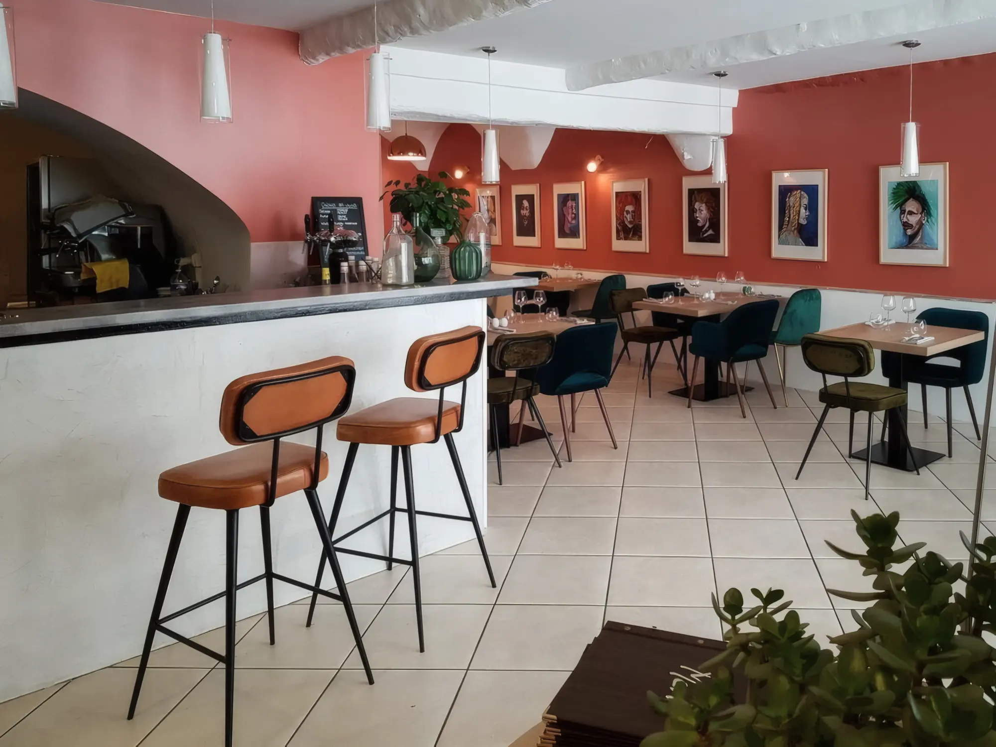 Bar et salle d'Arkadia, tabourets en cuir et mur de portraits