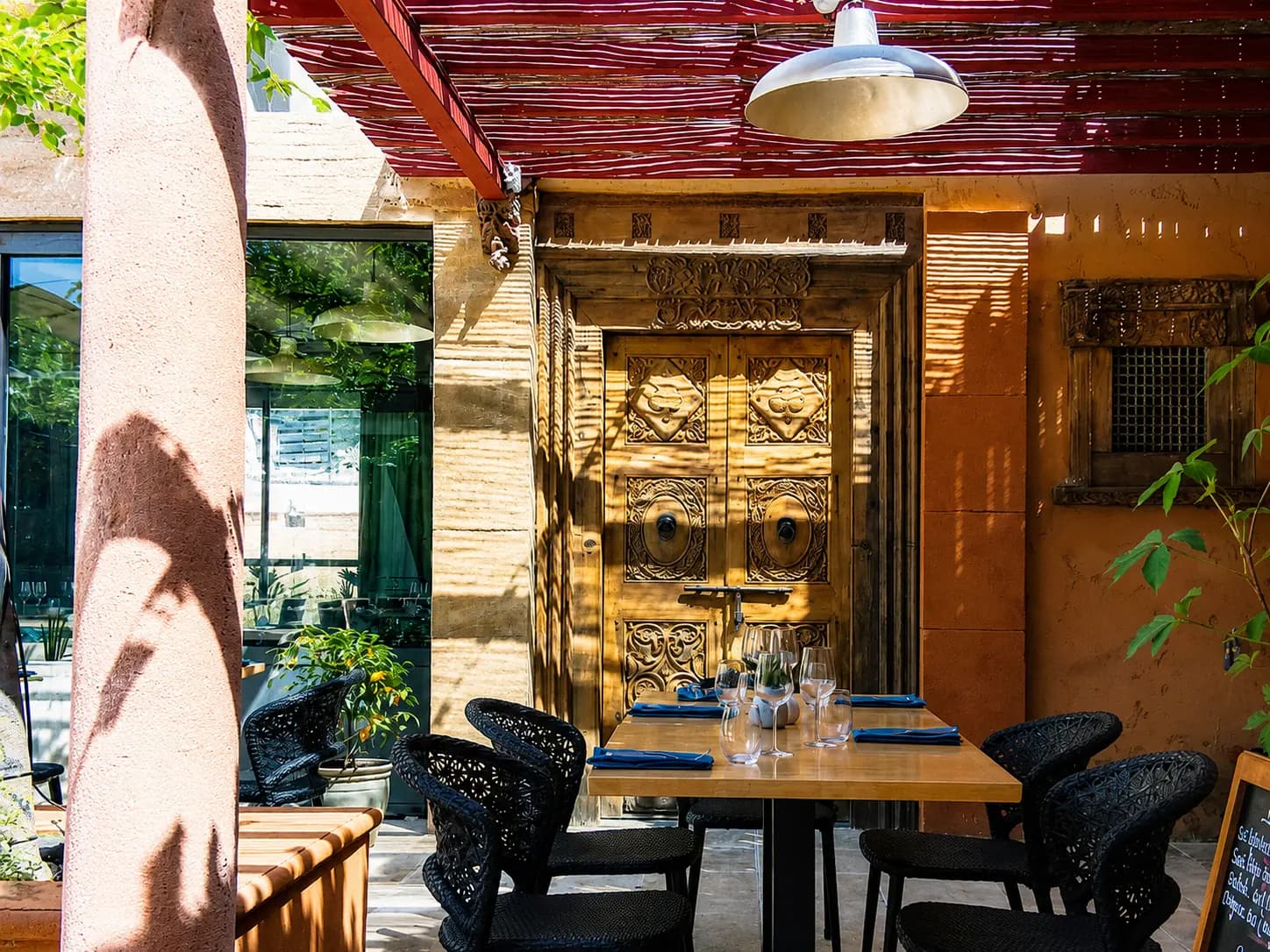 Terrasse du restaurant et sa porte ornée dorée