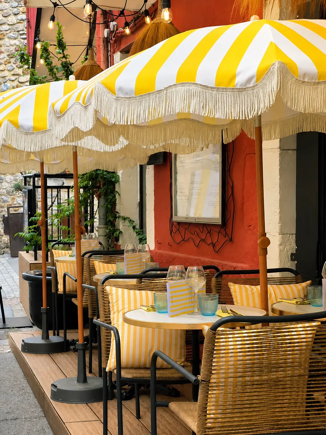 Terrasse ombragée d'Arkadia dressée pour le service